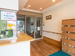 フロントの明るいエントランス