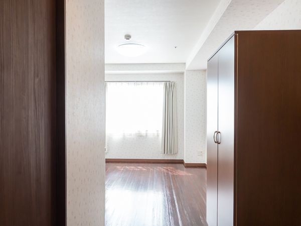 光が差し込む明るい居室