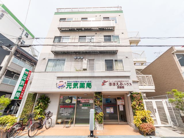 都心型のケア施設外観 外観 心地よい居住環境を重視した都心の施設です。アクセスしやすい立地で、地域とのつながりを大切にしています。