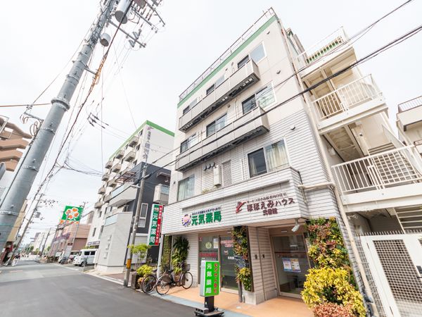 都会の建物外観
