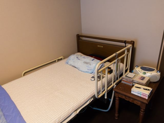 整えられた居室の一角 ベッド 生活に必要な家具が備わった、居心地の良い個室です。静かで落ち着いた時間を過ごすことができます。