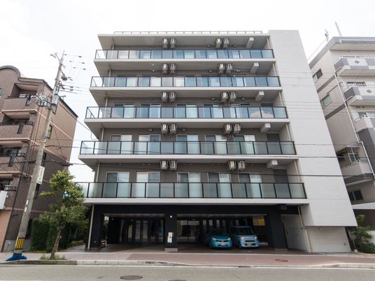 モダンな建物の外観