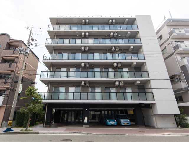 モダンな建物の外観 外観 新しい施設の外観は、清潔感があり現代的なデザインです。入り口の広々としたアプローチが印象的で、安心して働ける環境を提供しています。