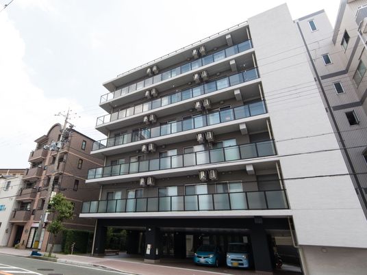 モダンな建物の外観
