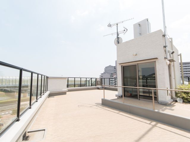 広々とした明るいテラス 屋上 日当たりの良いテラスです。青空の下、リフレッシュするスペースとしてご利用いただけます。