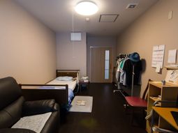 居室のベッドと家具