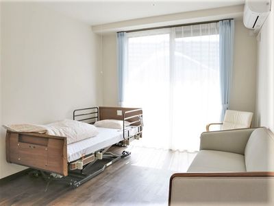明るい居室の一角