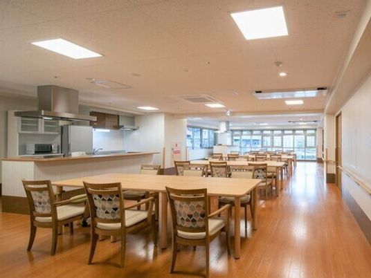 広々とした明るい食堂風景