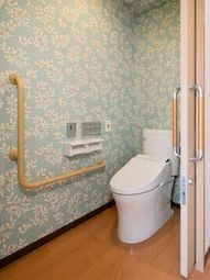 和風柄の壁紙のトイレ