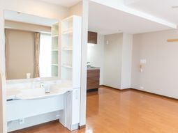 洋室と洗面台の内観