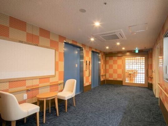 情報案内がある明るいロビー
