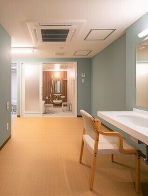 廊下と開放的な洗面台