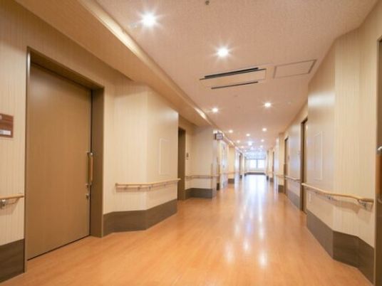 清潔感ある広い廊下