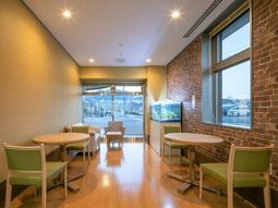 明るい壁レンガの食堂