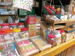カラフルなお菓子の店