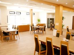 広々とした明るいダイニング