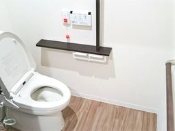 手すり付き清潔なトイレ