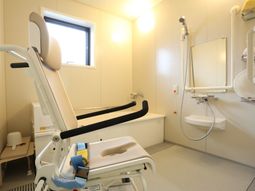 バリアフリーの明るい浴室