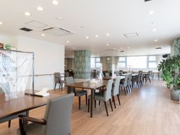 明るい食堂の様子