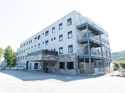 多階層の明るい建物外観