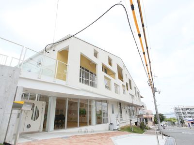 明るい外観の建物エントランス