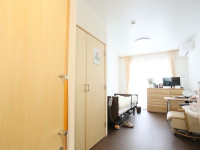 居室の明るい内観