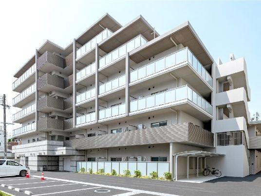 白亜の多層建築物外観