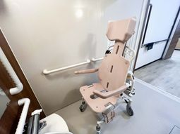介助用シャワーチェアの浴室