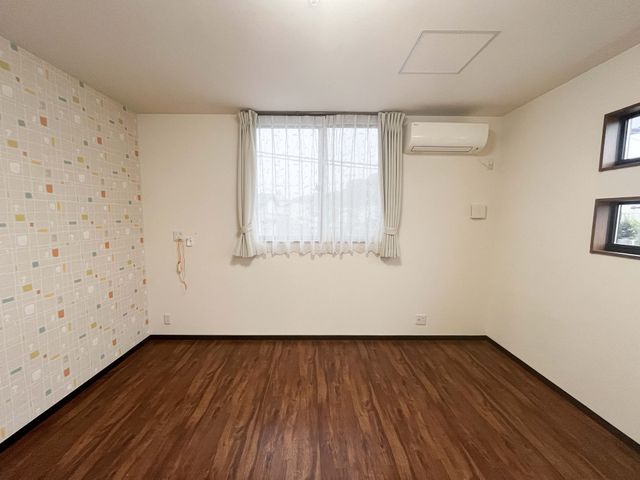 明るい居室 居室 自然光が差し込む快適な居室です。木目調の床が、温かみある空間を演出します。