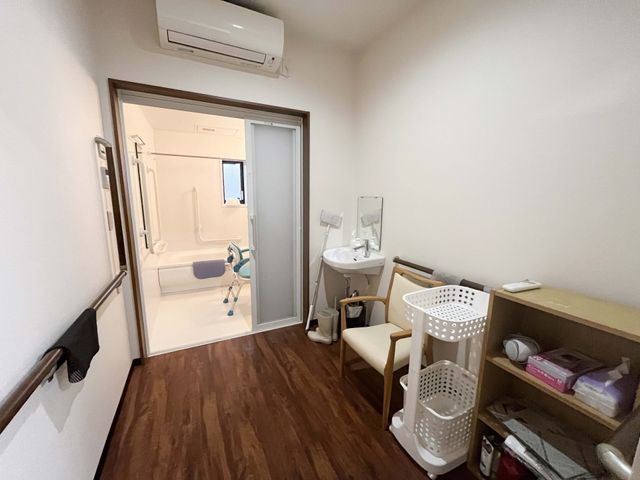 快適な個室の洗面台 居室 自然光が入る明るい空間には、清潔で機能的な洗面スペースが整っています。