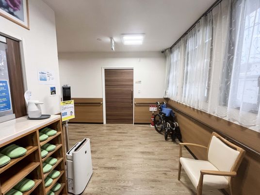 車椅子のある廊下