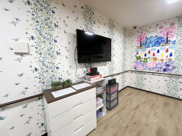 壁の装飾が美しい部屋 内観 壁のアートが特徴的な明るいリビングです。テレビもあり、くつろぎの時間を過ごせます。