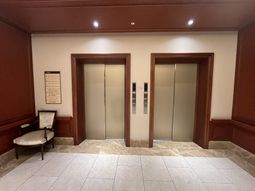 落ち着いた色調のエレベーター前