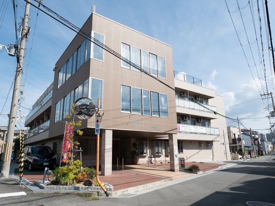 明るい日差しの外観
