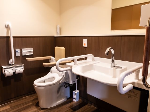 バリアフリートイレ設備 トイレ 安全かつ快適な使い心地を追及した設計のトイレです。手すりや広々としたスペースがあり、安心してご利用いただけます。