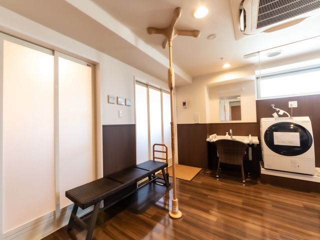 明るく清潔な多目的空間 脱衣所 床から窓までの高低差に配慮した家具配置と、明るく開放感のあるレイアウトで、快適に過ごせる空間です。車椅子の方も安心してご利用いただける設計となっています。