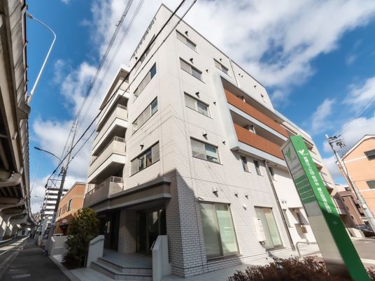 白い壁のモダンな外観