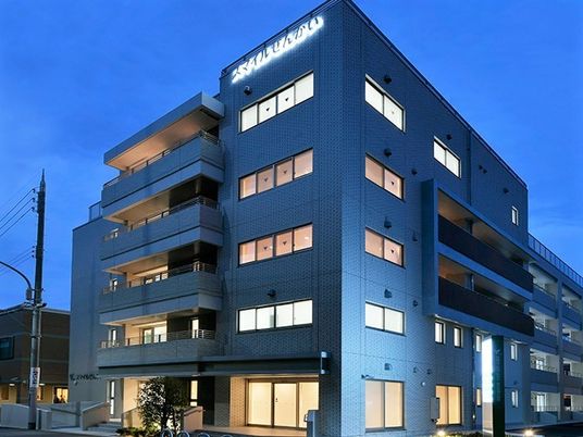 照明された建物の外観