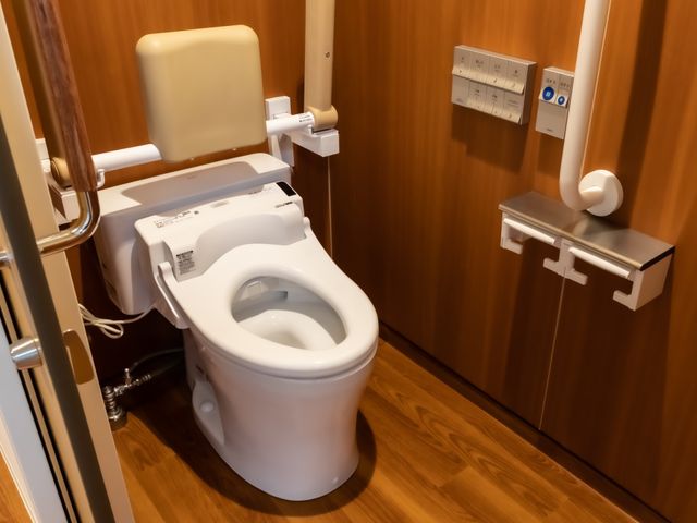 バリアフリートイレ設備 トイレ 手すりや広々としたスペースを備え、利便性を考慮した清潔なトイレです。将来の同僚として利用者の快適な生活サポートに参加しませんか。