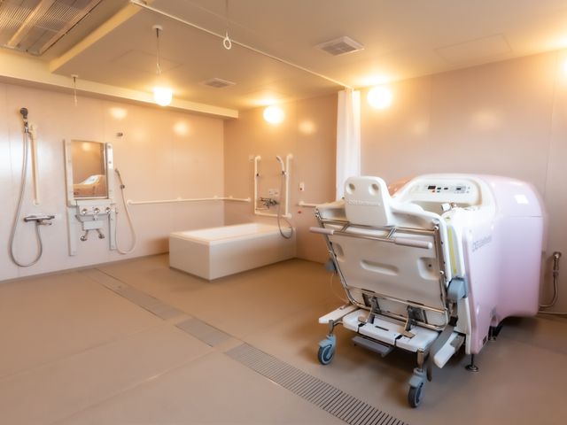 清潔な浴室設備 機械浴室 広々とした浴室には、最新の浴槽とシャワー設備が整っており、安心してご利用いただけます。フロアは滑りにくく、安全に配慮されています。