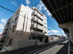清潔感のある多階建て外観