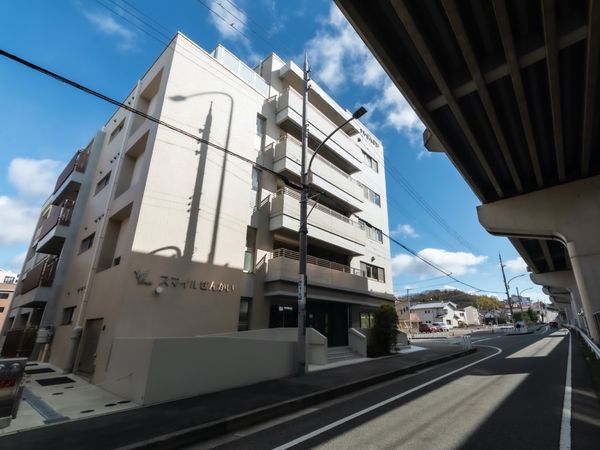 清潔感のある多階建て外観