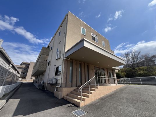 階段付きの建物外観