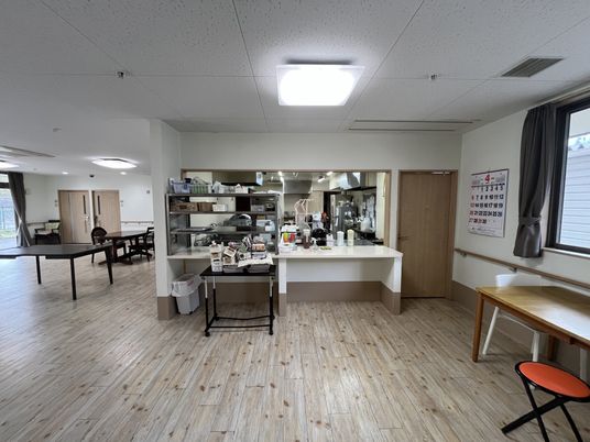 明るいキッチン付きダイニング