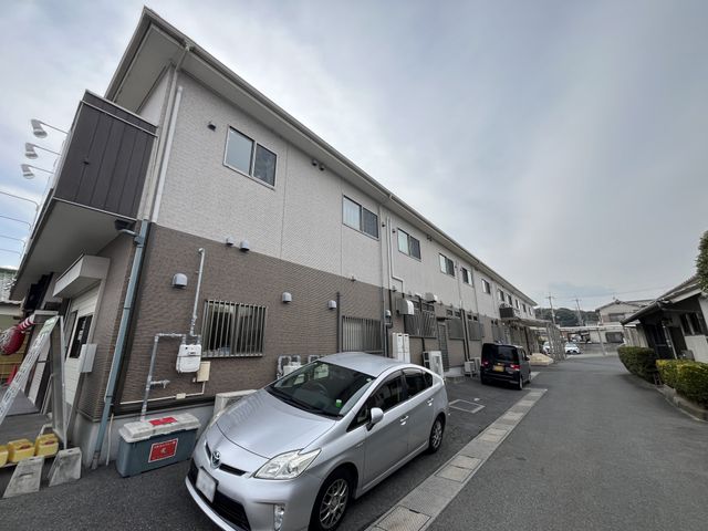 建物外観 外観 施設の外観は、清潔感あるデザインで、ゆったりとした駐車スペースが備わっています。