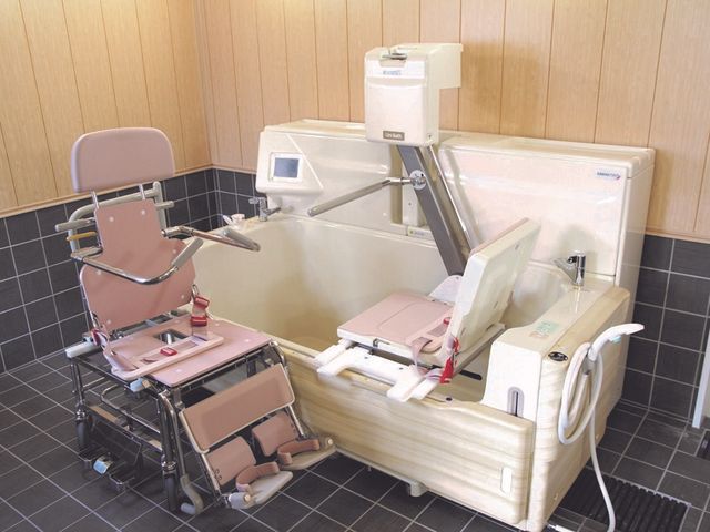 介護用浴室設備 機械浴 最新の介護用浴槽を備えた清潔感ある空間です。利用者の快適さを考慮した設計で、安心してご就業いただけます。