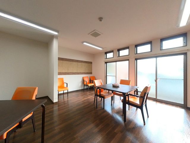 自然光豊かなダイニングルーム ダイニングルーム 自然光が差し込むダイニングルームで、のびやかな雰囲気の中で食事や会話を楽しめます。