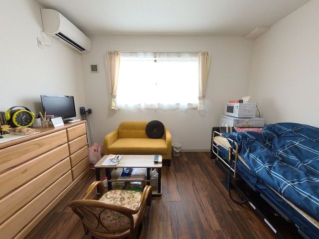 明るい寝室 居室 窓から自然光が差し込む明るい個室です。快適な居住空間でくつろげます。