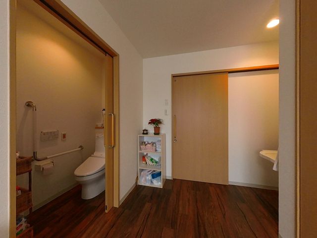 洗面台付き個室 トイレ 明るいトイレと洗面台が隣接した使いやすい個室です。清潔感があり、快適にご利用いただけます。