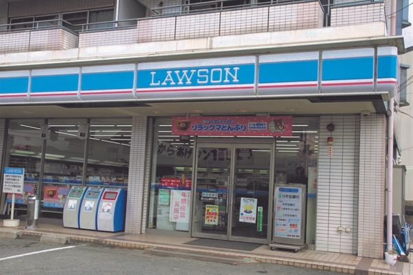 コンビニエンスストア正面